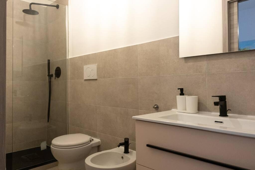 Private Room: The Port Apartment Scirocco ลีวอร์โน ภายนอก รูปภาพ